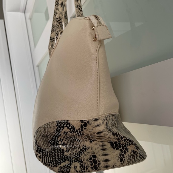 Cream/bone color Danier purse. Genuine leather. - Picture 4 of 7